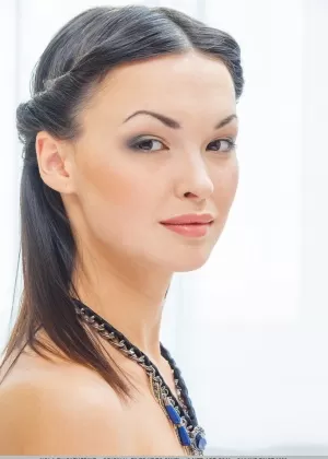 Анорексичная брюнетка подросток Ксола демонстрирует висячие половые губы