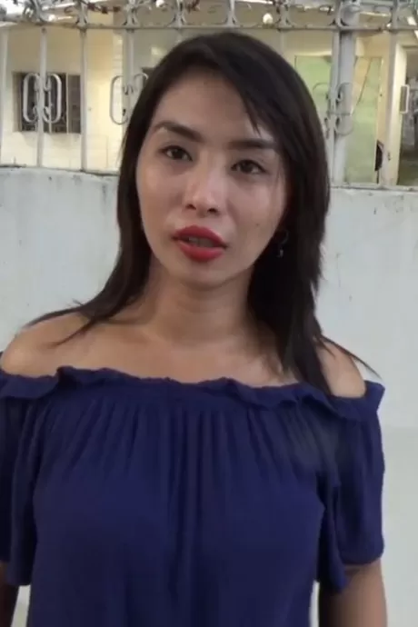 Филиппинка глотает порцию иностранной спермы после спонтанного секса с