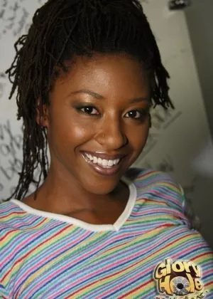 Симпатичная чернокожая девушка Ева Мэйфейр раздевается до носков во время минета в проститутке