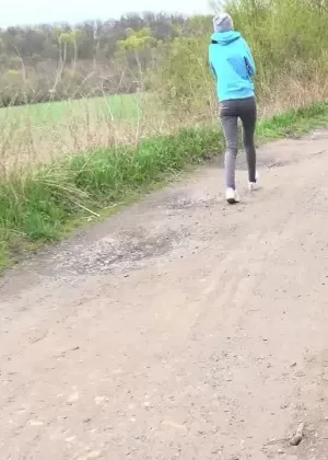 Британская любительница сдвигает свои стринги в сторону во время действия под юбкой