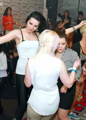 Бисексуальные девушки покрываются спермой через дыру славы в стене