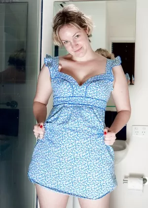 Блондинка толстушки Зита раздевается в ванной и принимает волосатую пизду в душ