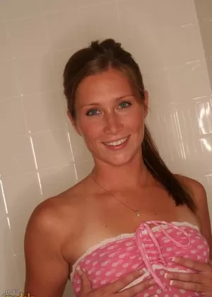 Возбужденная голая шлюха залезает в ванну, чтобы намочить свои мясистые половые губки