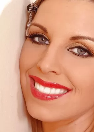 Блондинка Евро красотка Габина использует шарики Бен Ва на бритой вагине