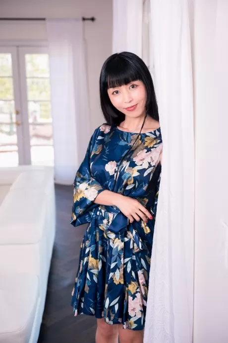 Темноволосая азиатская красотка Марика Хасе раздевается догола перед сексом со своим парнем