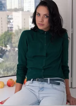 Брюнетка красотка в джинсах обнажает крошечные сиськи и лысую киску подростка во время раздевания