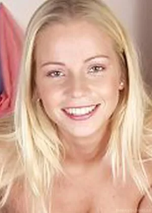 Молоденькая блондинка показывает розовую пизду после того, как стянула колготки