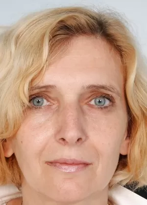 Грязная зрелая медсестра с пышной пиздой раздевается и раздвигает ноги