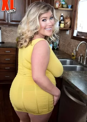 Большая сиськастая толстушки Кейси Паркер делает глубокий минет члену, прежде чем сесть верхом сверху