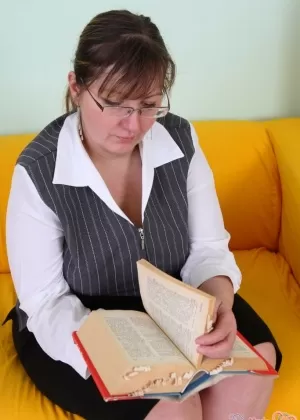 Студентки-брюнетки занимаются лесбийским сексом 69 на глазах у своей толстой школьной учительницы