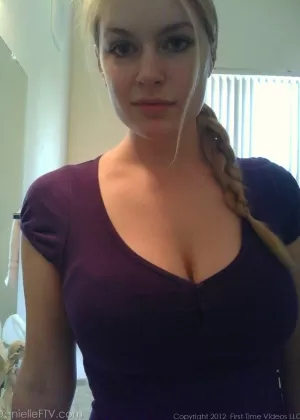 Блондинка делает не обнаженные селфи в разных местах вокруг своего дома 60628262