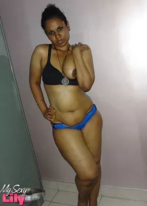 Индийская девушка соло освобождает свои упругие сиськи от сексуального корсета