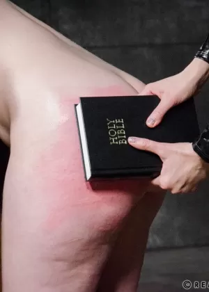 Высокая рыжеволосая Викалита занимается сексом со своим партнером по тренировке в конском хвосте