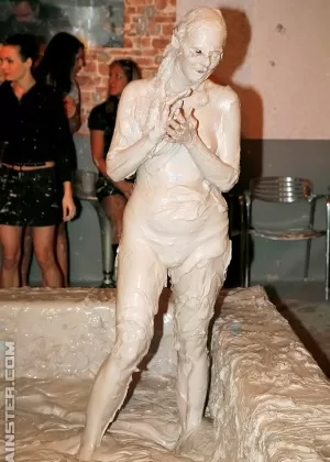 Возбужденные лесбиянки лижут друг другу киски после грубой кошачьей драки