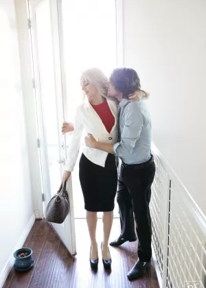 Сексуальная блондинка Эльза Джин снимает черную юбку перед сексом