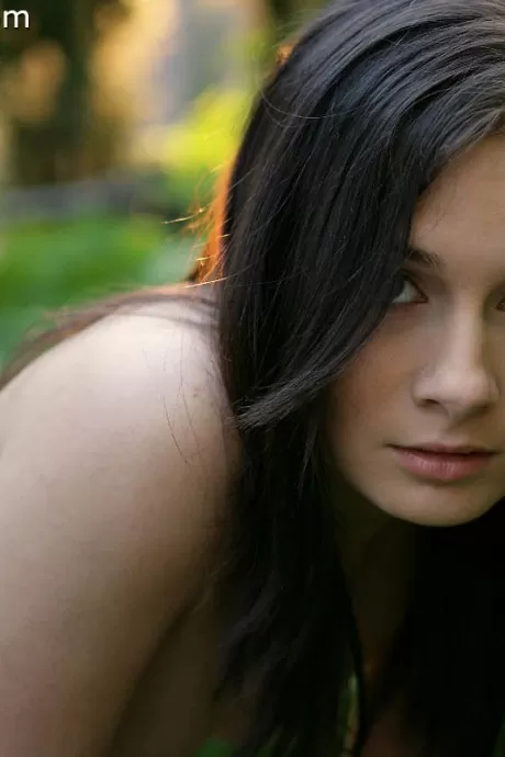 Симпатичная молодая девушка Коррин полностью раздевает 14