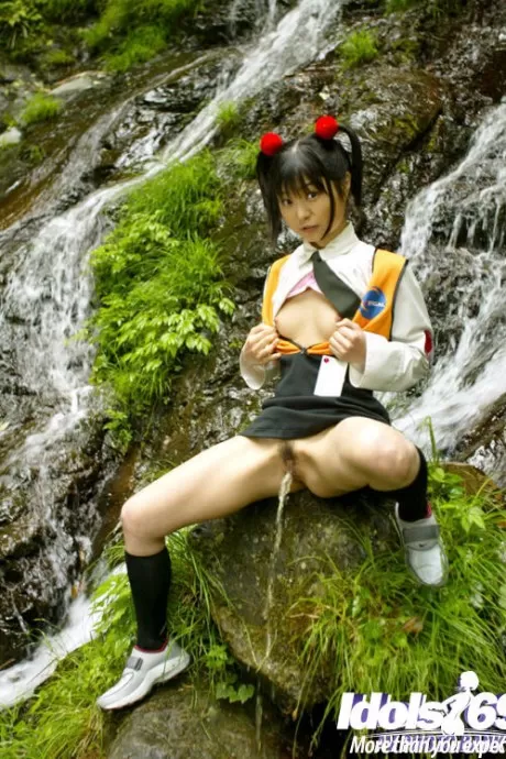 Жестокие лесбиянки раздевают одноклассницу догола, прежде чем облить ее мочой