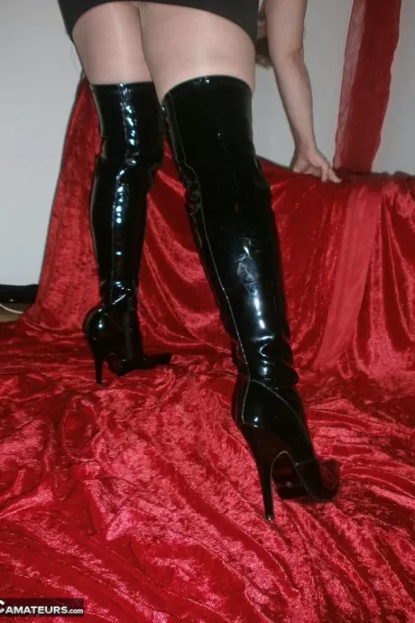 Похотливая бабуля Каро на высоких каблуках выставляет напоказ волосатые подмышки и зрелую задницу