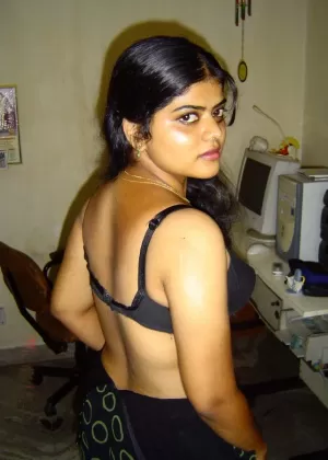 Толстая индианка прячет свое лицо, одетая в лифчик и стринги