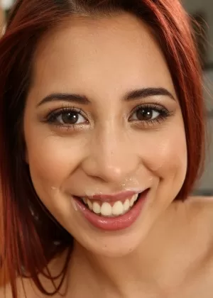 Сексуальная рыжая Кристи Чарминг ест сперму со своей руки после секса P2M