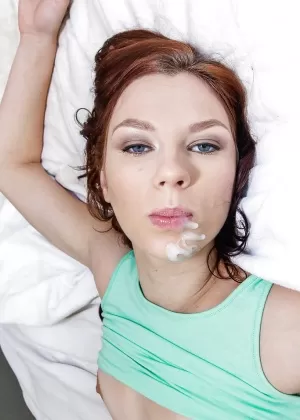 Дрянную американку трахают и кончают на нее, чтобы подпитывать ее зависимость