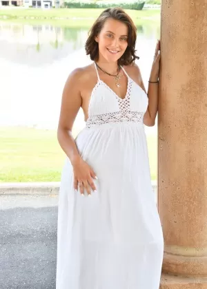 Беременная блондинка Кристи наслаждается своей розовой киской после того, как откинула назад половые губы