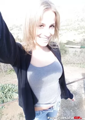 Любительская милашка Джас выходит на улицу, чтобы раздеться догола и сделать селфи 95123726