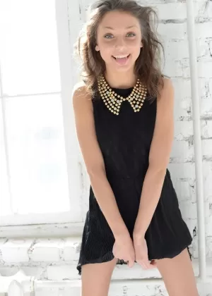 Худенькая милашка Катоа снимает свое черное платье и выставляет напоказ свою очаровательную муфту