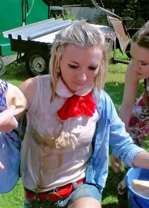 Сексуальная Кайла Лайонс снимает горячее нижнее белье, чтобы раздвинуть попку в прозрачных чулках с подвязками