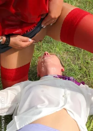 Зрелая женщина Джоди Уэст демонстрирует большие сиськи во время мастурбации в душе