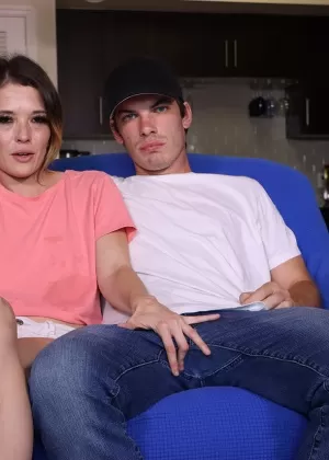 Зрелая леди Эбби Сомерс и ее дочь вместе отсасывают большой член