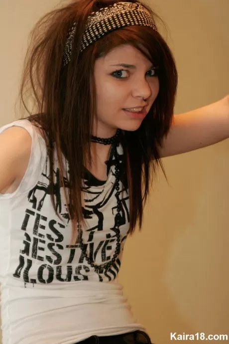 Едва достигшая совершеннолетия 18-летняя Кайра снимает очки, когда позирует о 10