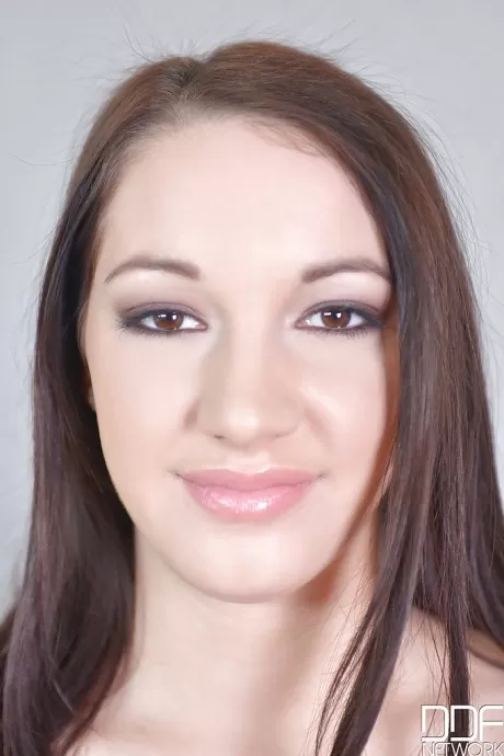 Классическая брюнетка Фелиция делает горячие снимки своих потрясающих сисек крупным планом