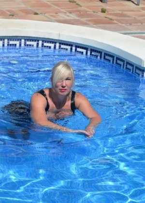 Толстая блондинка Мелоди идет купаться в черном латексном платье