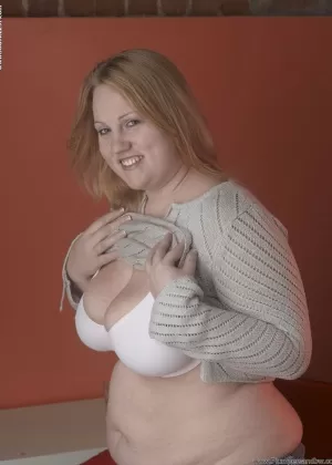 Горячая толстушка Аманда Лав снимает джинсы и майку, чтобы освободить свои большие сиськи