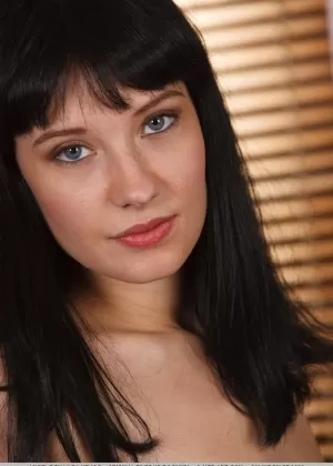 Стройный подросток Angel E уверенно позирует полностью обнаженным