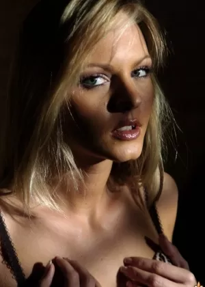 Сексуальная блондинка Сандра Санчес выпускает грудь из своего нижнего белья