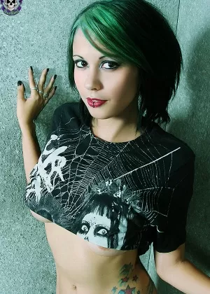 Соло девушка с крашеными волосами Скарлет Старр обнажает свои упругие сиськи и тугую попку