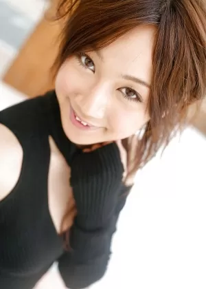 Рыжеволосая японка Момо Есидзава обнажает свои сиськи и киску на кроватях