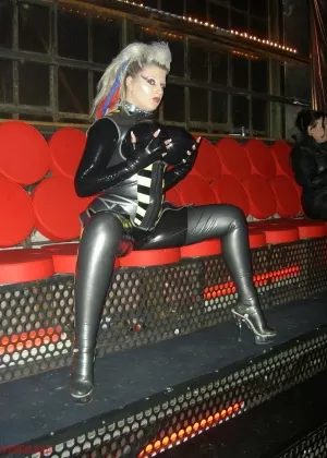 Толстая любительница Ди Сирен расхваливает свою большую задницу в кожаных штанах и соломенной шляпе