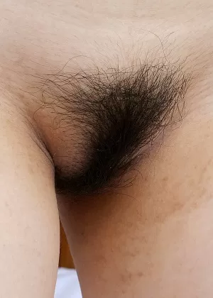 Волосатая азиатка Дип позирует голой на своей кровати и раздвигает ноги