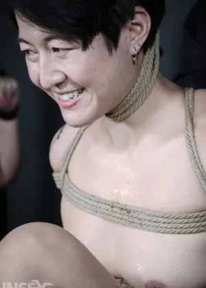 Грудастая азиатская милфа Тайгер Бенсон подвешена вверх ногами за трах двумя мужчинами