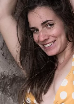 Молодой любительский Ангелочек пальчиком раздвигает свою натуральную киску после раздевания