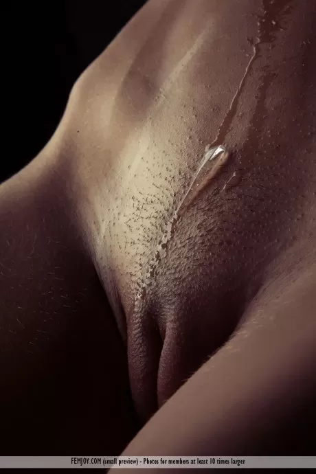 Гибкая девушка-одиночка Наталья Е самым соблазнительным образом подчеркивает свою идеальную попку