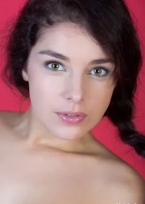 Красивая молодая девушка Эвита Лима носит свои длинные волосы и хвост в обнаженном виде