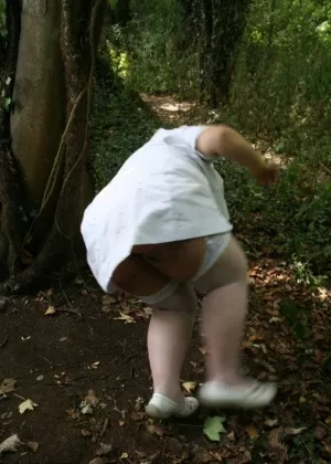 Толстушка Дани Мур сосет сосок, прежде чем сдвинуть трусики в сторону