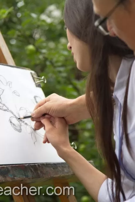 Красивая молоденькая Арвен Голд занимается сексом со стариком на лесн 2