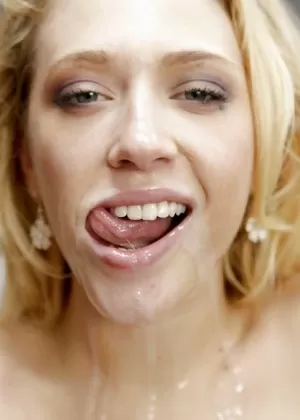 Белокурая учительница МИЛФ в очках раздевается и ублажает жесткий ствол