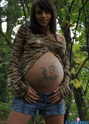 Брюнетка Индия Саммер соблазняет своего шурина в джинсовой мини-юбке