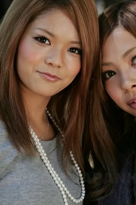 Красивые японские школьницы Цубаса и Канон целуются на публике